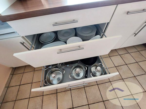 Dat Hus - Küche - Schubladen Geschirr und Besteck