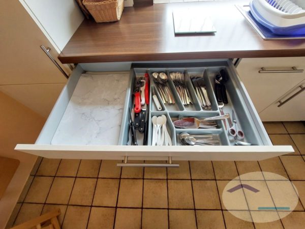 Dat Hus - Küche - Schublade gefüllt